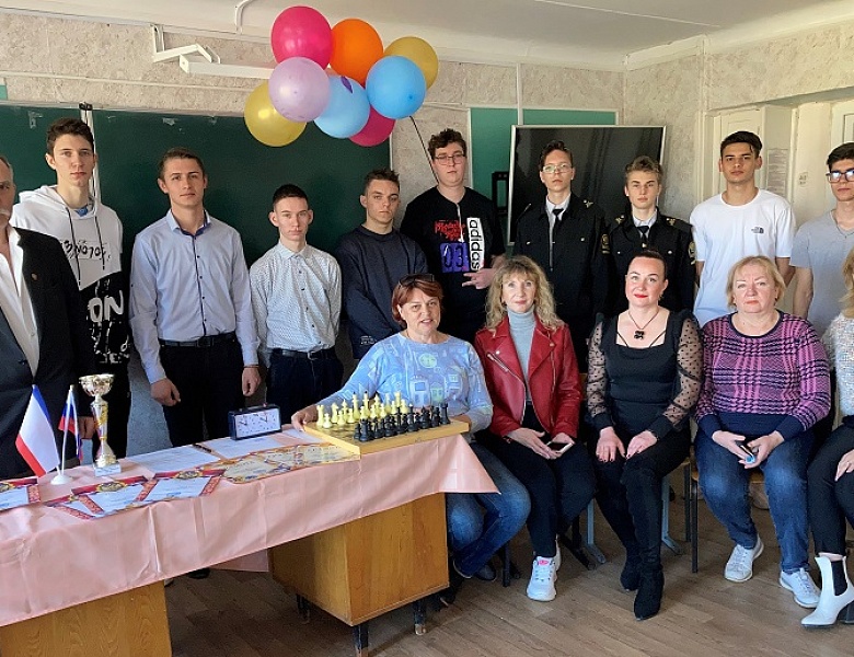МЫ ЧЕМПИОНЫ  В ГОРОДСКИХ СОРЕВНОВАНИЯХ ПО ШАХМАТАМ!