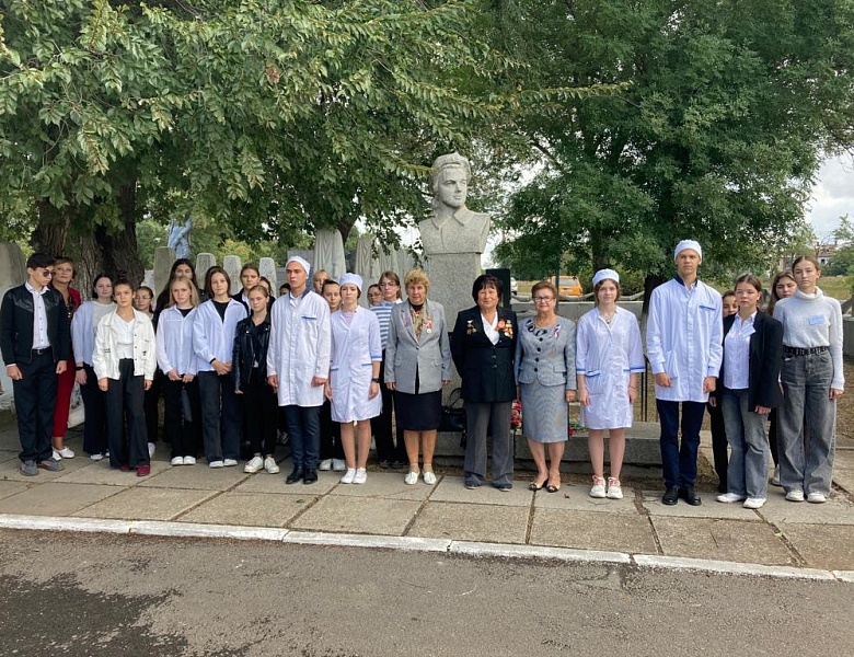 Митинг в честь присвоения Керчи звания "города-героя"